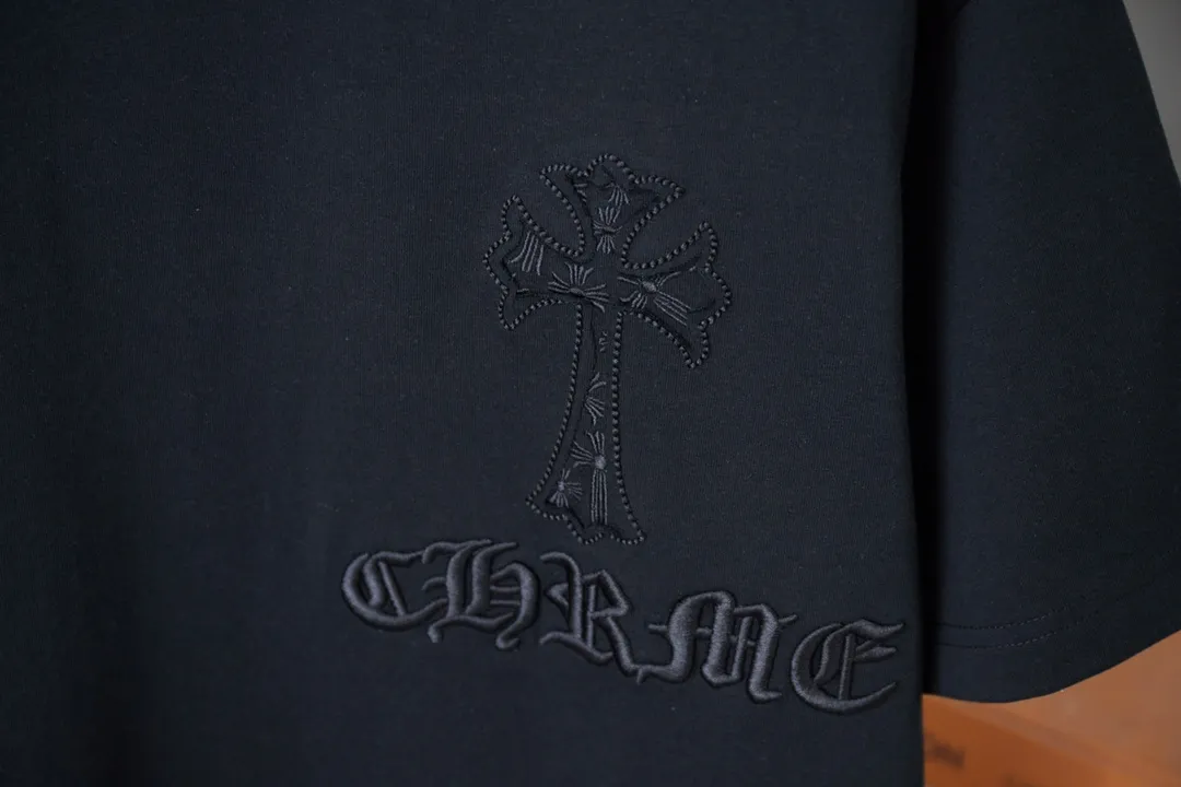 🅿️190 Ch*ome Hearte 25SS early spring new style, appliqué embroidered Crow heart cross short sleeves, light luxury, essential item for daily commuting for men and women, correct version, welcome to compare, detailed features · 320g 100% pure cotton double yarn jersey fabric · Custom dyed in the same vat, special thickened 32 count double strand 1X1 thread · Symmetrical front and rear imported Tajima machine embroidery tatami embroidery ➕ original cloth patch embroidery · Back neck webbing Croxin hardware accessories · Double needle stitching cross-stitching process · Original main mark washed tag brand moisture-proof paper packaging Color: black/white/grey Size: S/M/L/XL